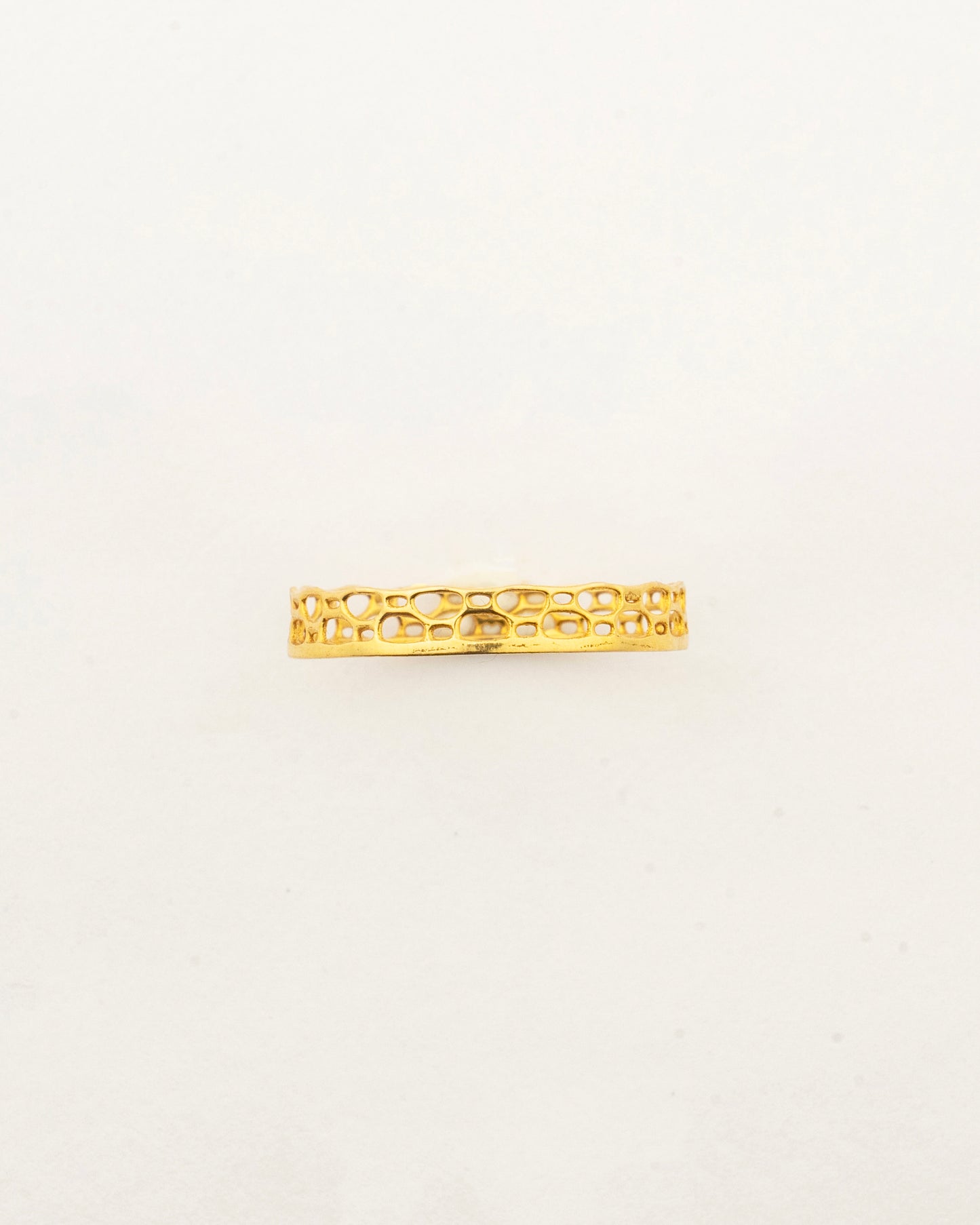 Sculptyx Caelure handcrafted 18K lightweight gold ring featuring an elegant openwork nature-inspired design.