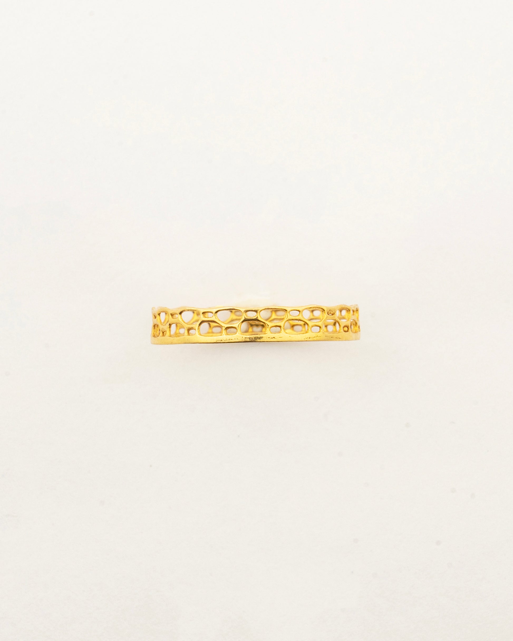 Sculptyx Caelure handcrafted 18K lightweight gold ring featuring an elegant openwork nature-inspired design.