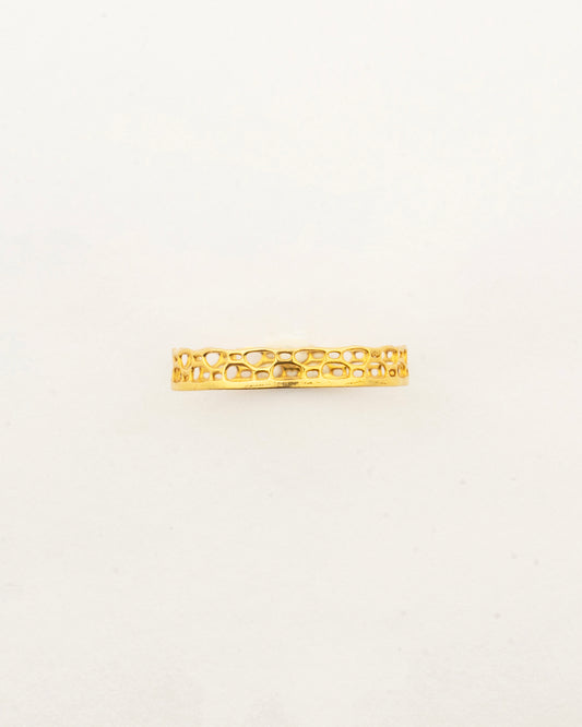 Sculptyx Caelure handcrafted 18K lightweight gold ring featuring an elegant openwork nature-inspired design.