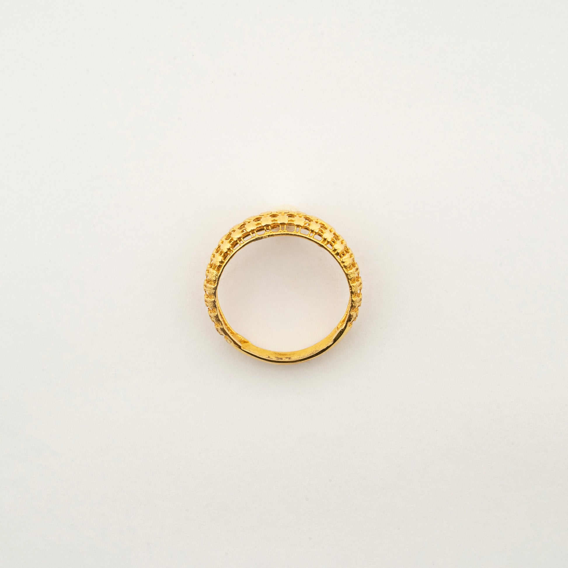 Top view of the Sculptyx Corda Flare 18K gold textured band ring.