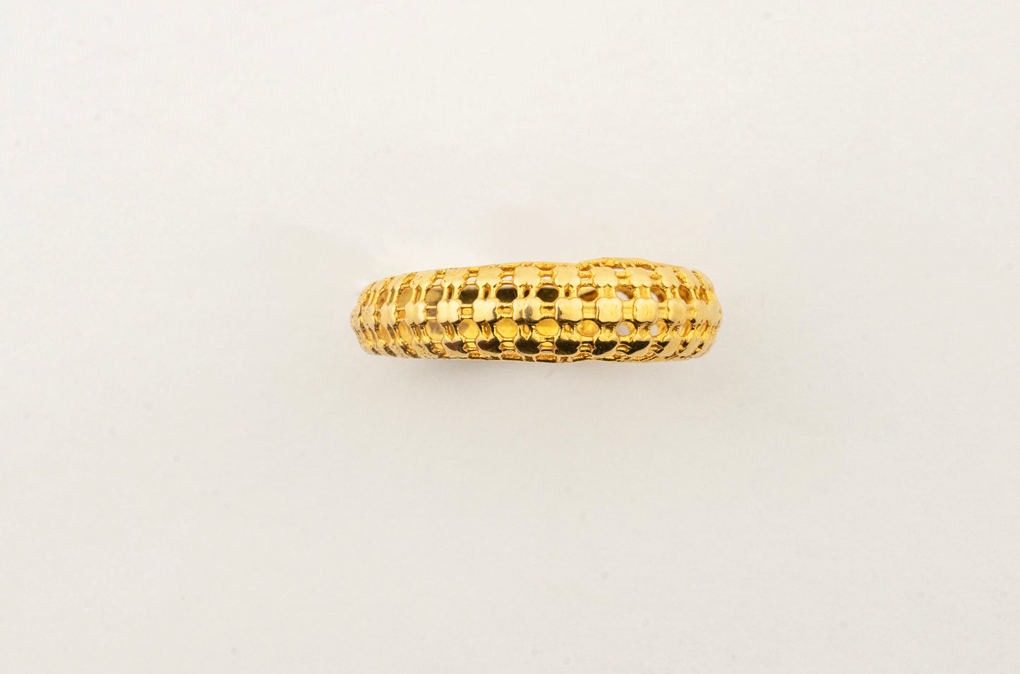 Side profile of the Sculptyx Corda Flare handcrafted 18K gold textured ring showcasing its woven detailing.