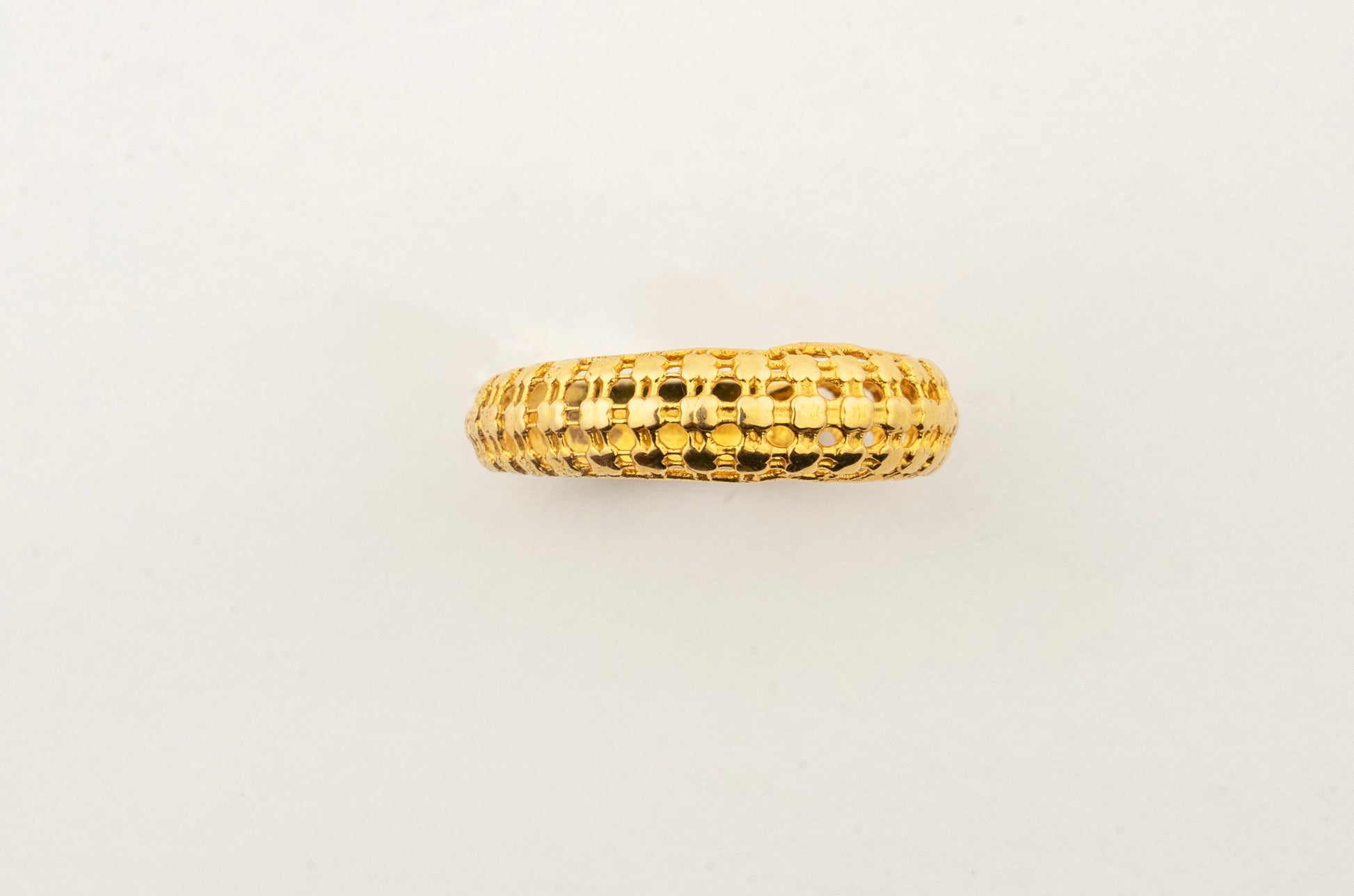 Side profile of the Sculptyx Corda Flare handcrafted 18K gold textured ring showcasing its woven detailing.