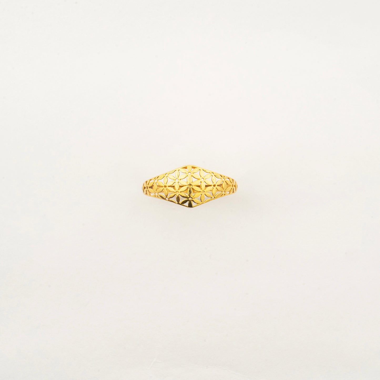 Sculptyx Florentis Lumea handcrafted 18K minimalist gold ring featuring an elegant geometric openwork design.