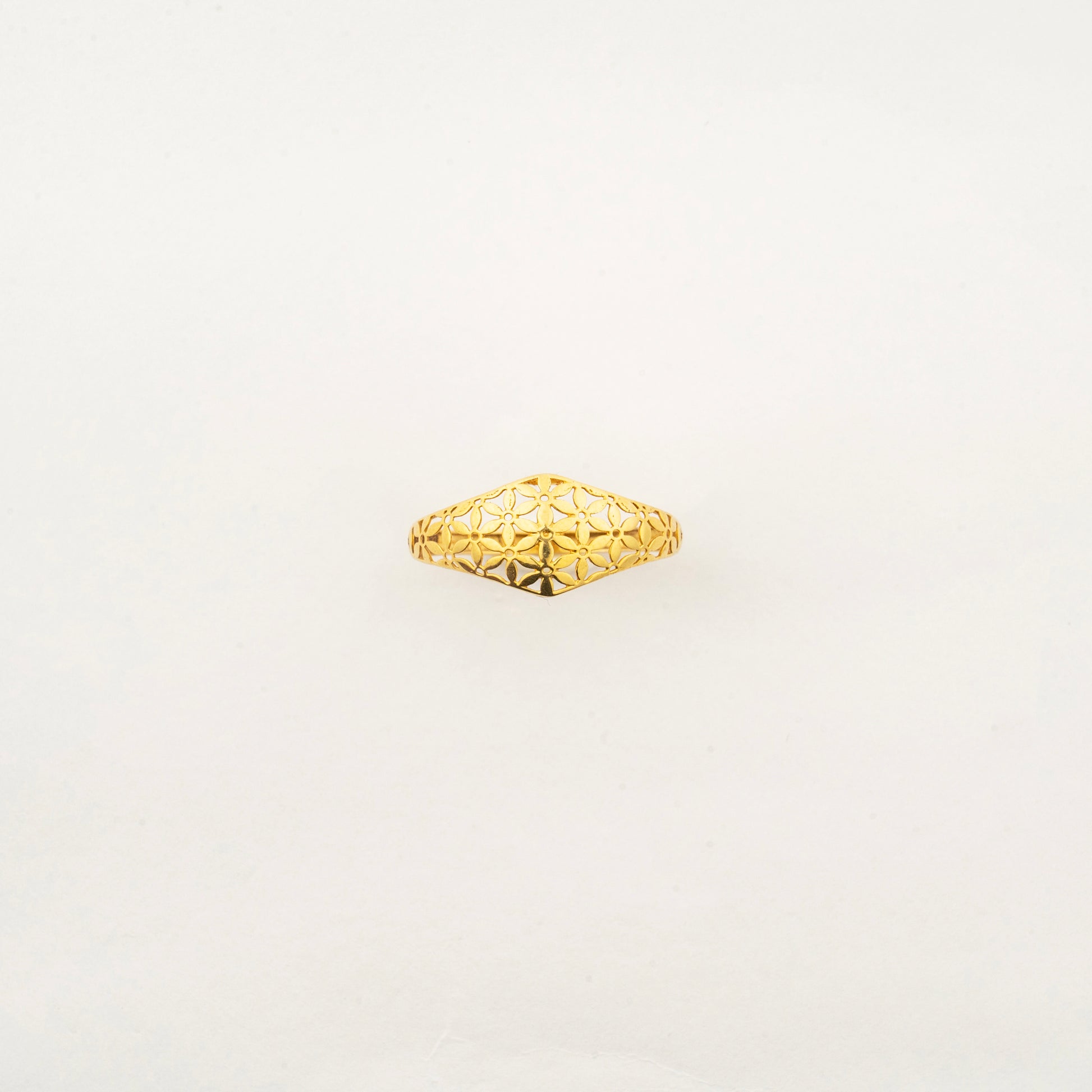 Sculptyx Florentis Lumea handcrafted 18K minimalist gold ring featuring an elegant geometric openwork design.