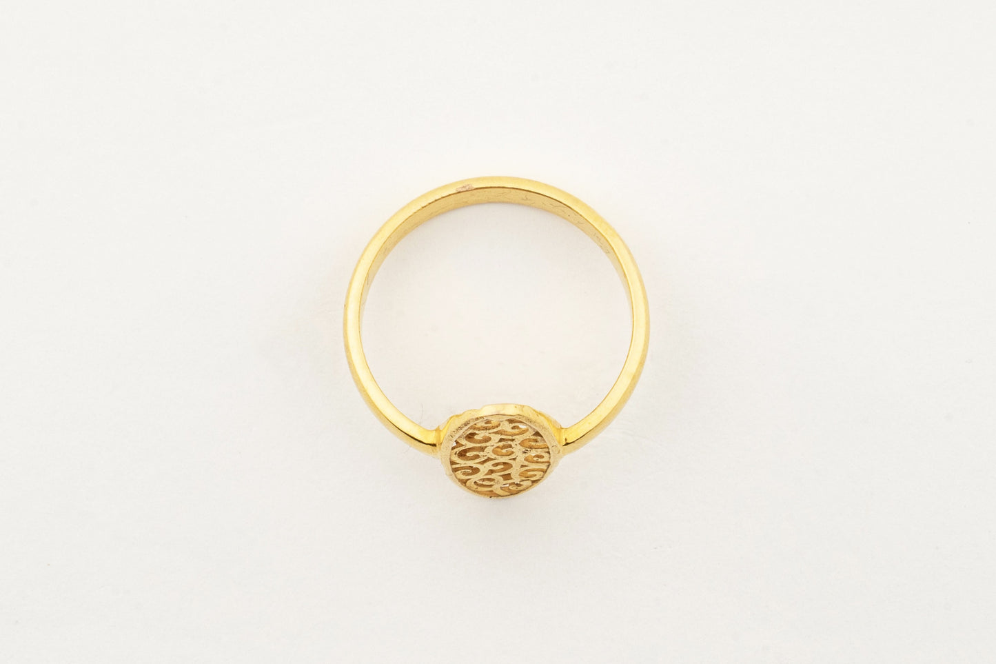 Front view of the Sculptyx Lucent Filigree 18K gold ring showcasing intricate filigree craftsmanship.