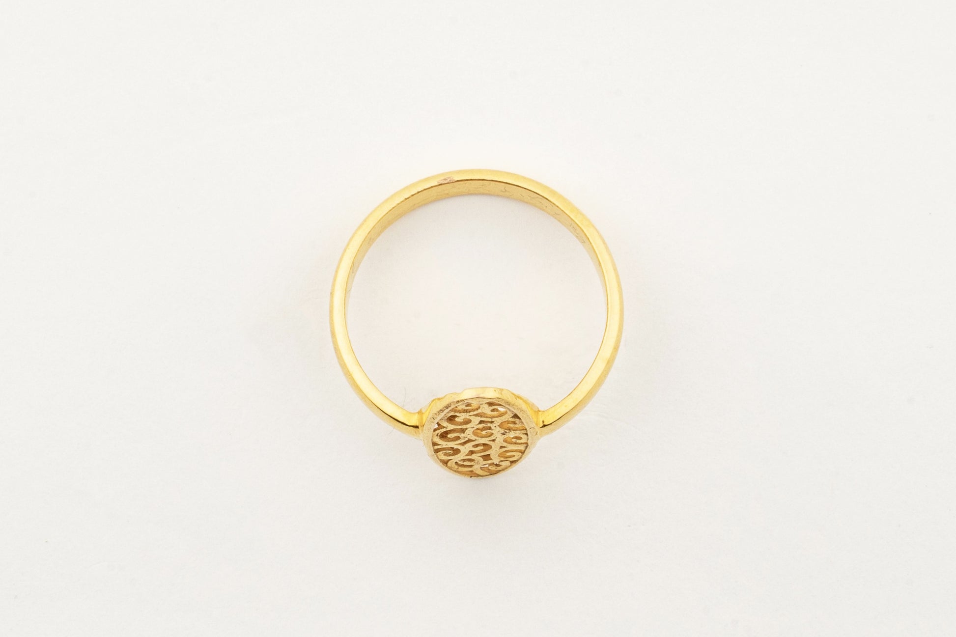 Front view of the Sculptyx Lucent Filigree 18K gold ring showcasing intricate filigree craftsmanship.