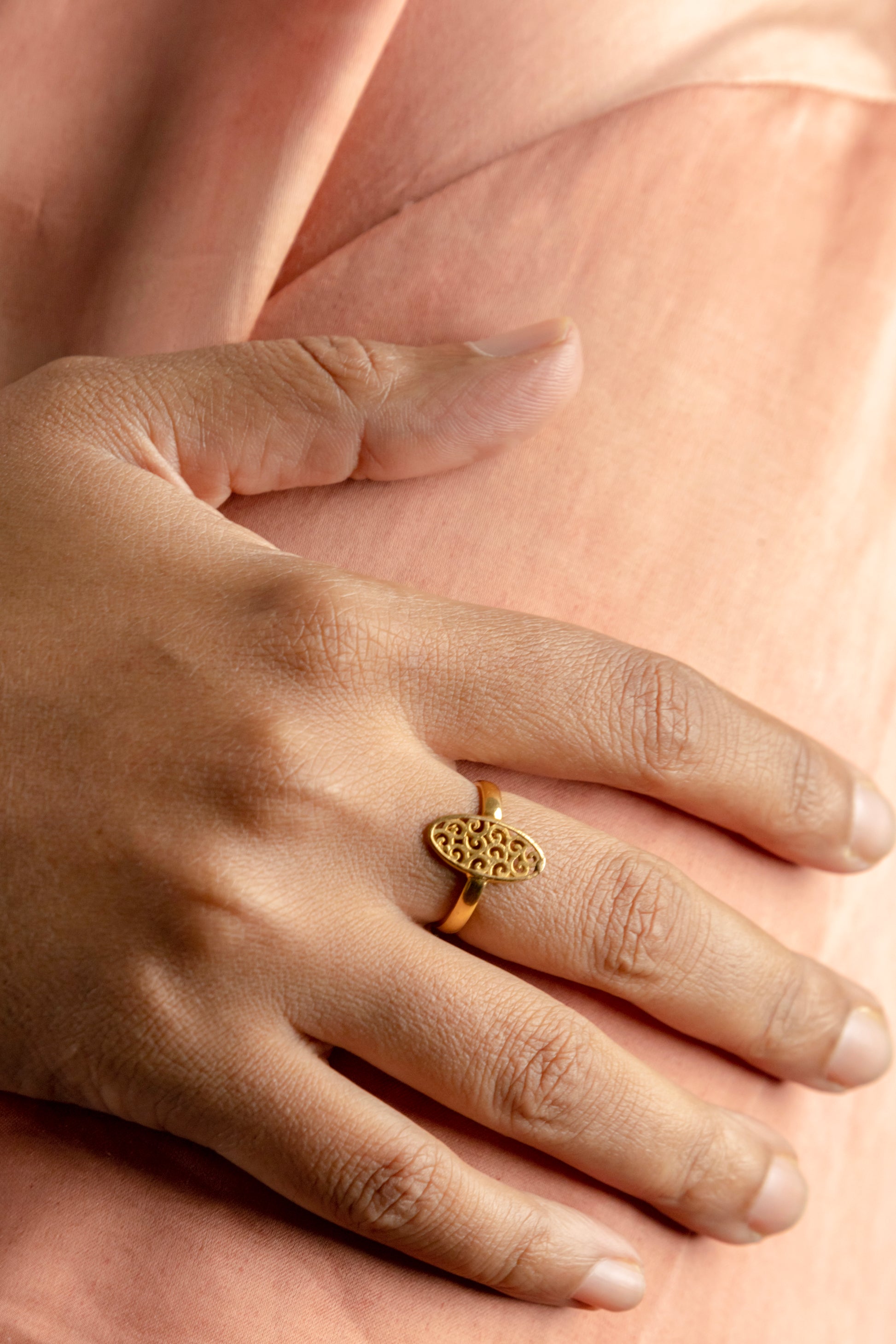 Model wearing the Sculptyx Lucent Filigree handcrafted 18K gold filigree statement ring.