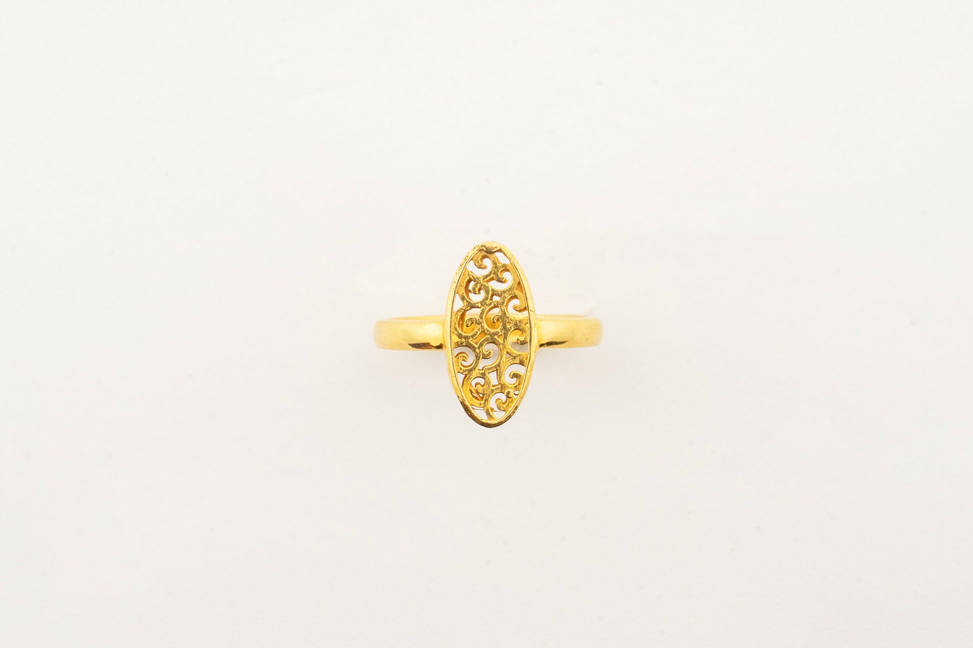 Side profile of the handcrafted Sculptyx Lucent Filigree 18K gold ring.