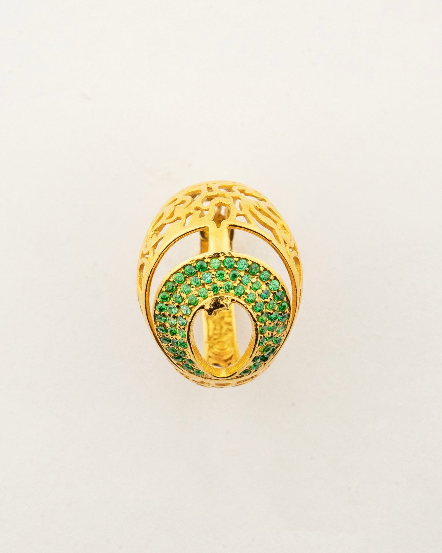 Front view of the Sculptyx Vrideluna 14K gold green crystal statement ring.