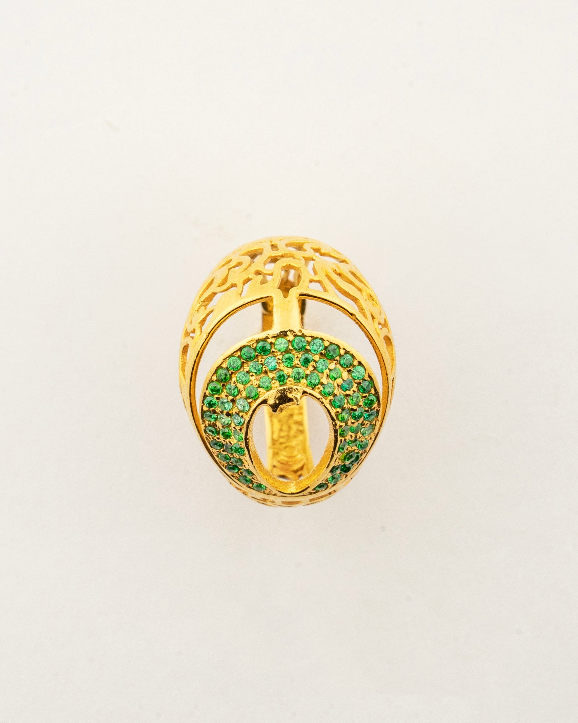 Front view of the Sculptyx Vrideluna 14K gold green crystal statement ring.