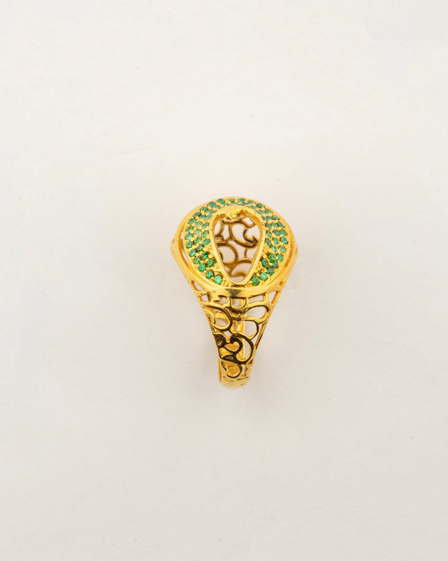 Side profile of the Sculptyx Vrideluna handcrafted 14K gold ring showcasing its sculptural silhouette.
