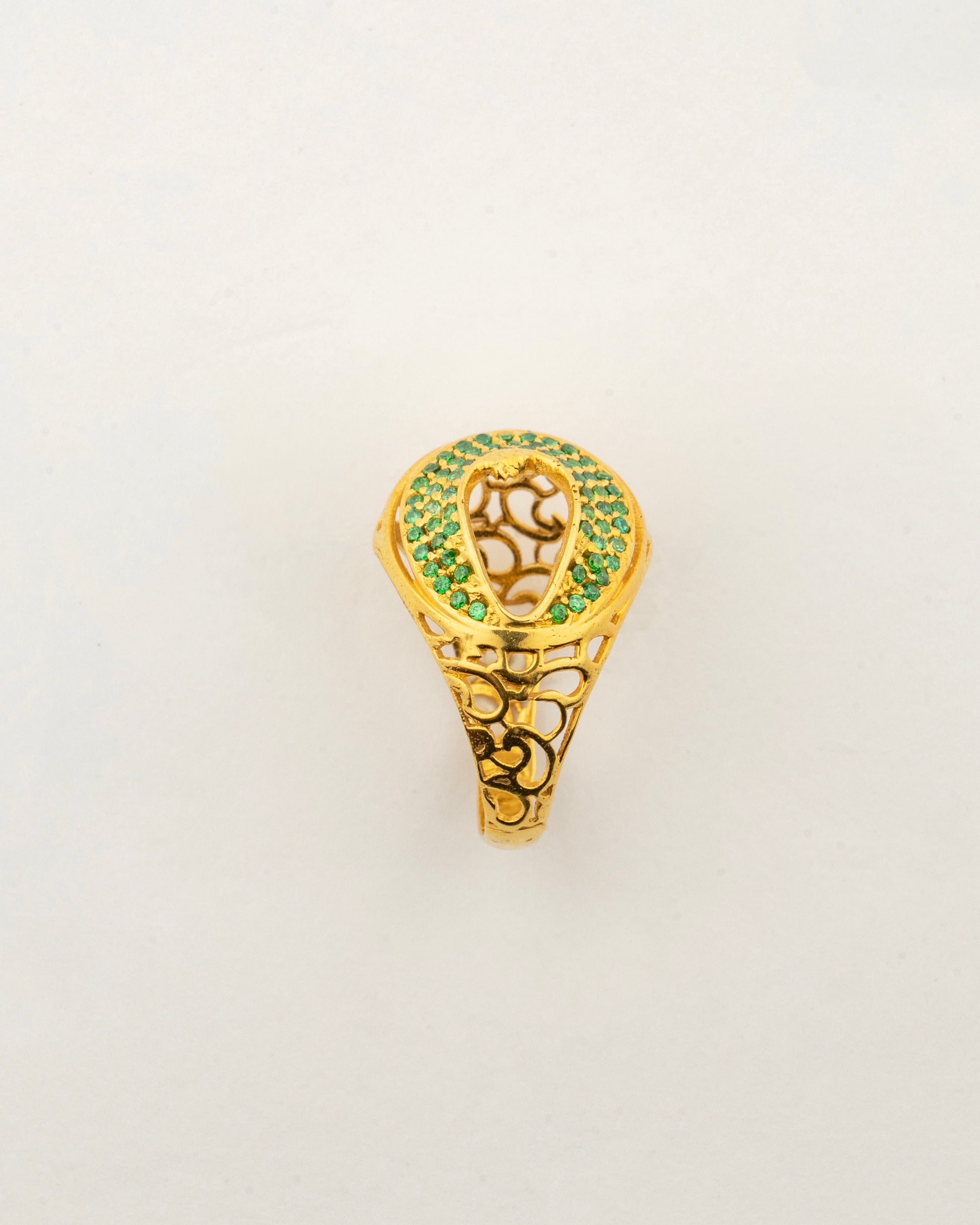 Side profile of the Sculptyx Vrideluna handcrafted 14K gold ring showcasing its sculptural silhouette.